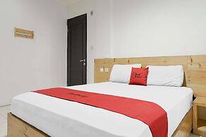 RedDoorz Plus near Dharmawangsa Square 2