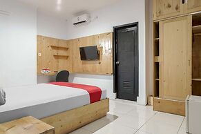 RedDoorz Plus near Dharmawangsa Square 2