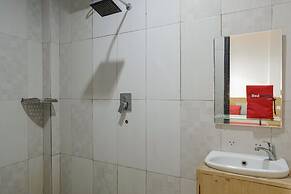 RedDoorz Plus near Dharmawangsa Square 2