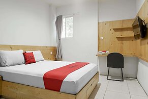 RedDoorz Plus near Dharmawangsa Square 2