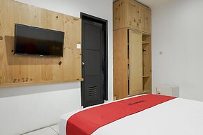 RedDoorz Plus near Dharmawangsa Square 2