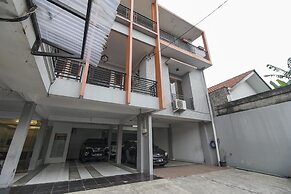 RedDoorz Plus near Dharmawangsa Square 2