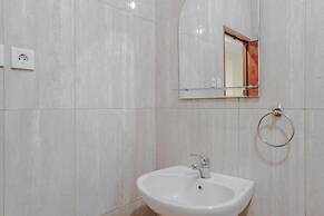 RedDoorz @ Jalan Biak Roxy Jakarta