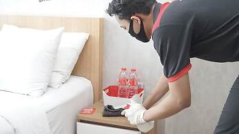 RedDoorz @ Jalan Biak Roxy Jakarta