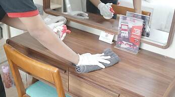 RedDoorz @ Jalan Biak Roxy Jakarta