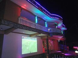 Happy Wallet Gardens Hotel