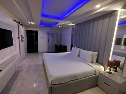 Double M Exquisite Suites and Lounge