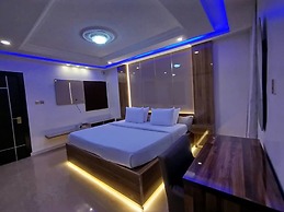 Double M Exquisite Suites and Lounge