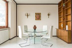 Piazza Cavour Lake View