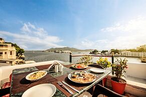 Hotal Devraj Niwas on Lake Pichola Udaipur