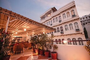 Hotal Devraj Niwas on Lake Pichola Udaipur