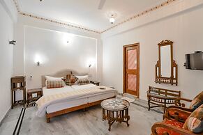 Hotal Devraj Niwas on Lake Pichola Udaipur