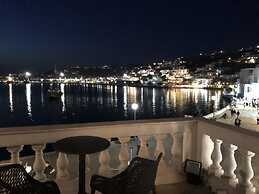 Mykonos Old Harbor Suite