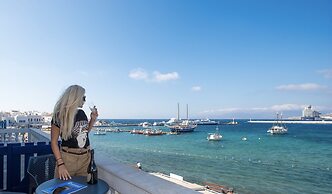 Mykonos Old Harbor Suite