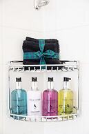 Beautiful City Center 2 Bed Apartment with Park View