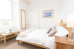 Beautiful City Center 2 Bed Apartment with Park View