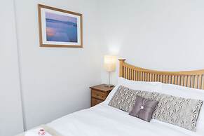 Beautiful City Center 2 Bed Apartment with Park View