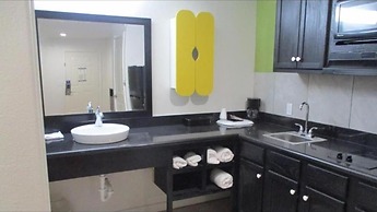 Studio 6 Lincoln, NE - Airport