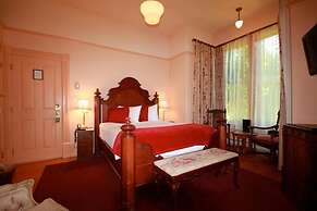 Spinnakers Brewpub & Guesthouses