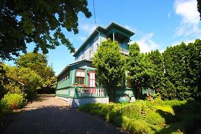 Spinnakers Brewpub & Guesthouses