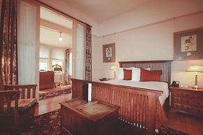 Spinnakers Brewpub & Guesthouses