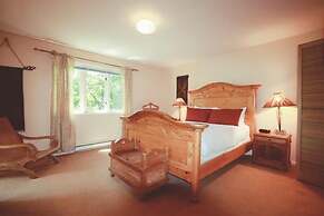 Spinnakers Brewpub & Guesthouses