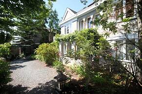 Spinnakers Brewpub & Guesthouses