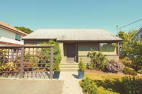 Spinnakers Brewpub & Guesthouses