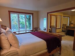 Spinnakers Brewpub & Guesthouses