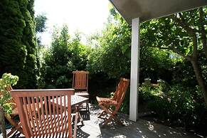 Spinnakers Brewpub & Guesthouses