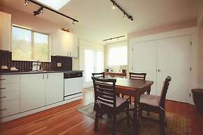 Spinnakers Brewpub & Guesthouses