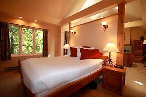 Spinnakers Brewpub & Guesthouses