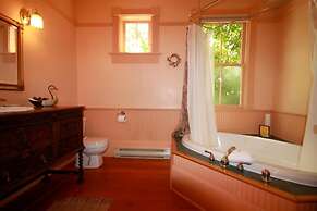 Spinnakers Brewpub & Guesthouses