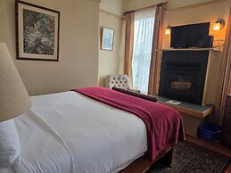 Spinnakers Brewpub & Guesthouses