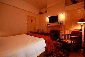 Spinnakers Brewpub & Guesthouses