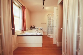 Spinnakers Brewpub & Guesthouses