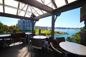 Spinnakers Brewpub & Guesthouses