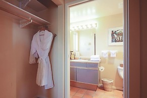 Spinnakers Brewpub & Guesthouses