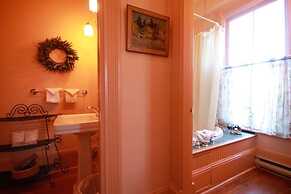 Spinnakers Brewpub & Guesthouses