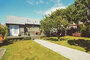 Spinnakers Brewpub & Guesthouses