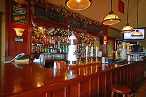 Spinnakers Brewpub & Guesthouses