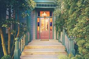 Spinnakers Brewpub & Guesthouses