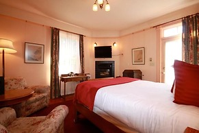 Spinnakers Brewpub & Guesthouses