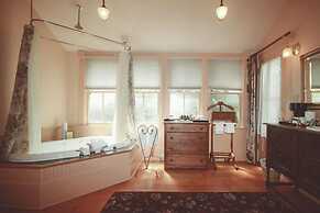 Spinnakers Brewpub & Guesthouses