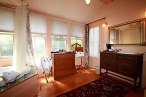 Spinnakers Brewpub & Guesthouses