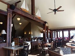 Spinnakers Brewpub & Guesthouses