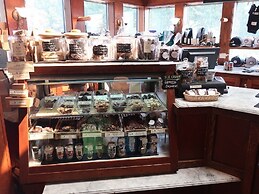 Spinnakers Brewpub & Guesthouses