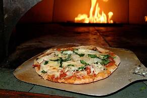 Spinnakers Brewpub & Guesthouses