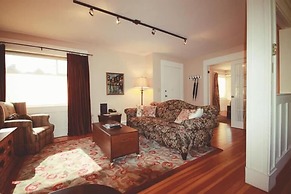 Spinnakers Brewpub & Guesthouses