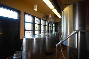 Spinnakers Brewpub & Guesthouses